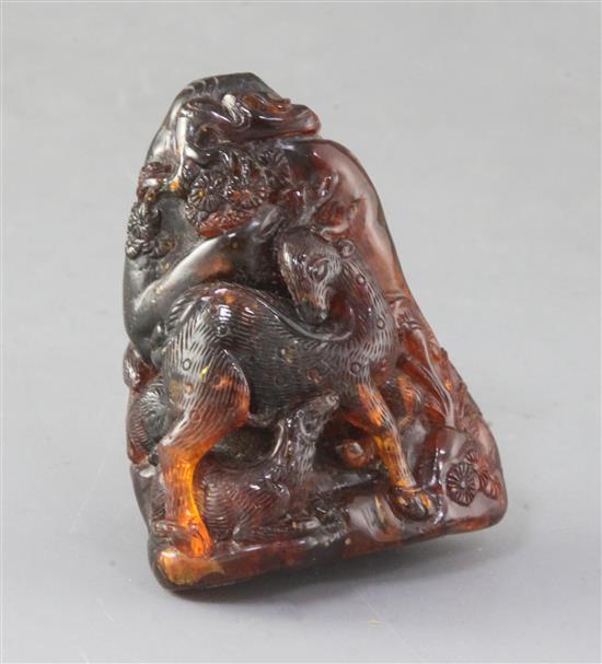 A Chinese amber boulder carving, Qing dynasty, height 7.5cm